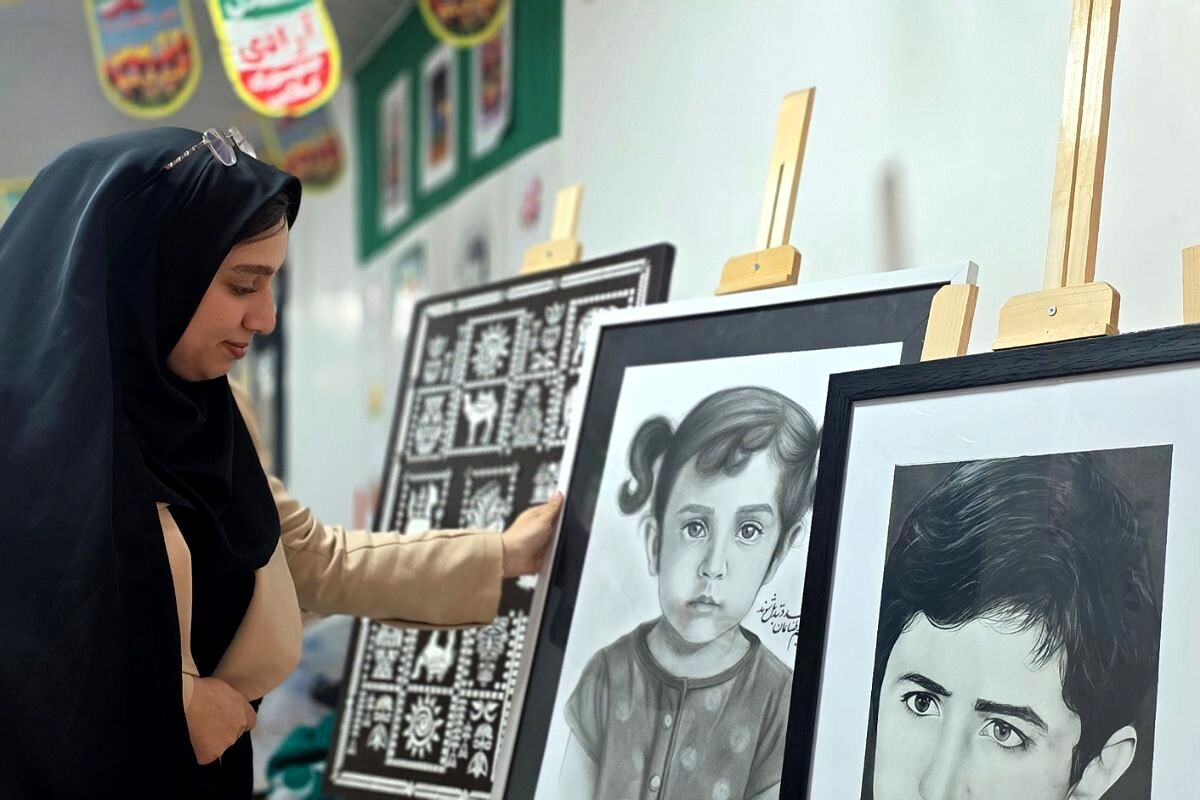 آماده‌سازی آثار هنرجویان در نمایشگاه دهه فجر رباط‌کریم