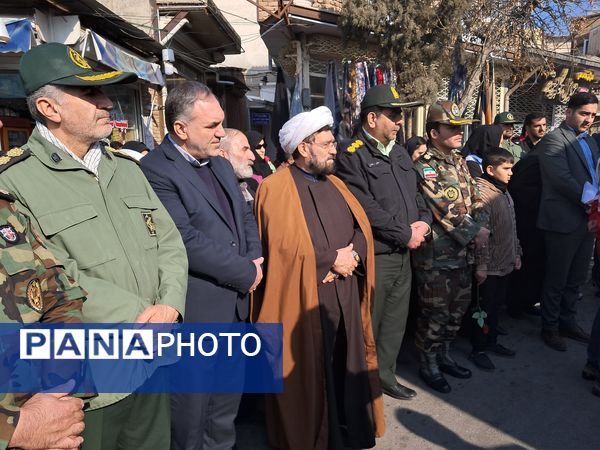 گلباران تمثال امام خمینی (ره) توسط دانش‌آموزان عجب‌شیر 