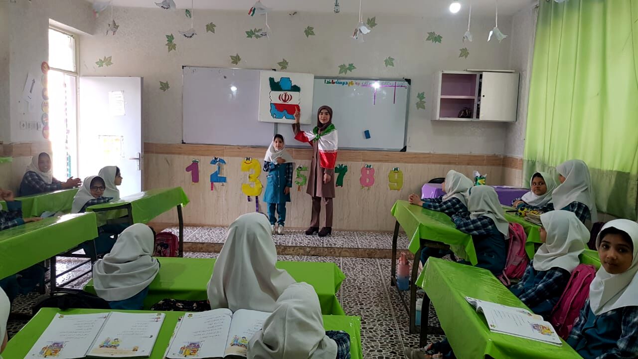 تلاش می‌کنم تا مفاهم درسی بر جانِ دانش‌آموزانم بنشیند