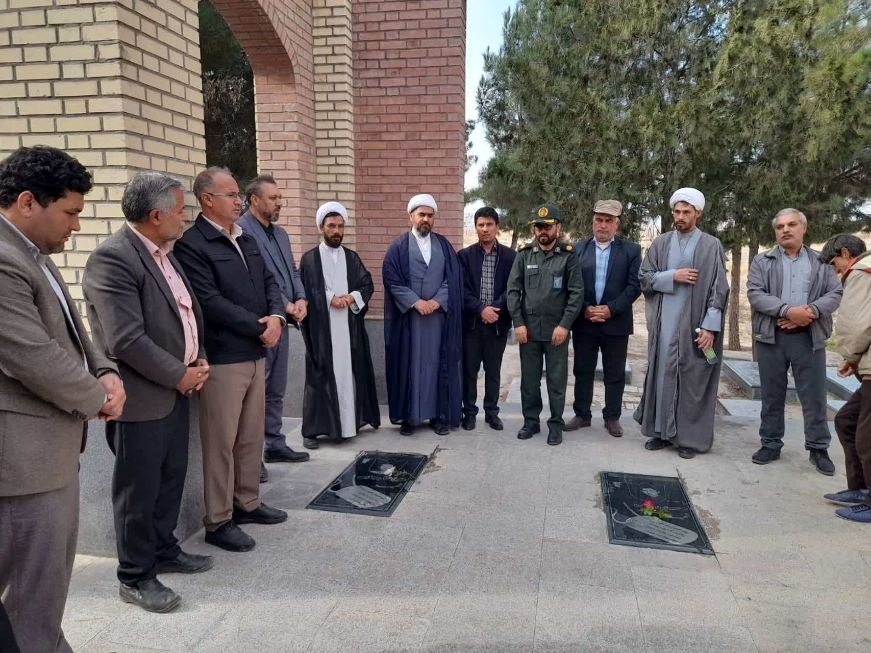 غبارروبی مزار شهدای شهر قاضی و شهر آوا 