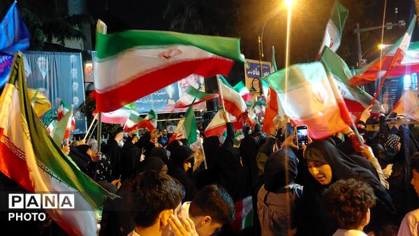به فرمان رهبر در خیابان می‌مانیم