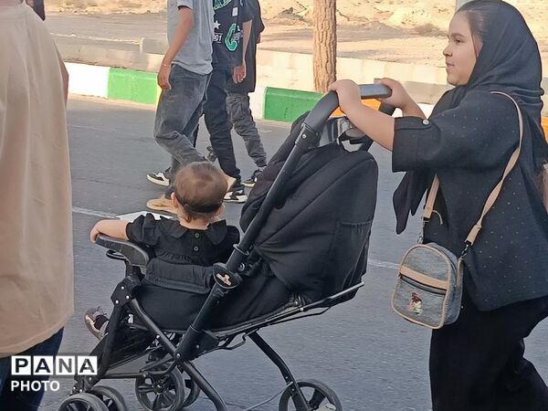 مشقِ عشق با پاهای کوچک روایت زائران خردسال کاشمر