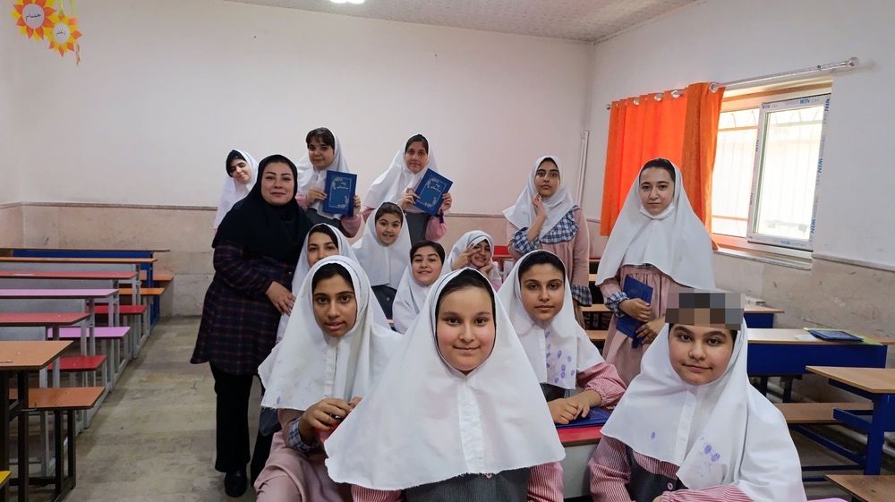 عکس یادگاری کلاس ۸.۳ مدرسه پروین اعتصامی