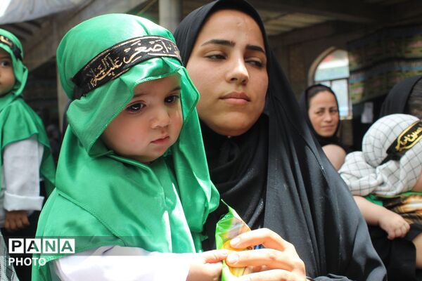 پرچم عشق حسینی بر دستان مادران و شیرخوارگان