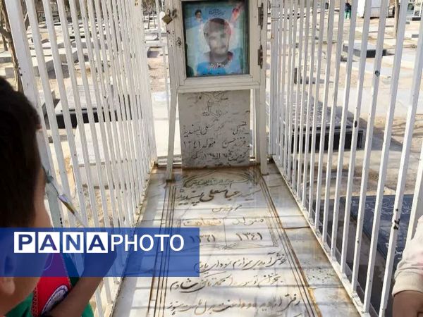 غبارروبی مزار شهدا توسط دانش‌آموزان دبستان شهید پسندیده فدافن