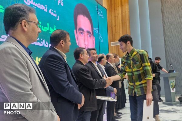 درخشش ستارگان ورامین در آیین تجلیل از نخبگان آموزشی