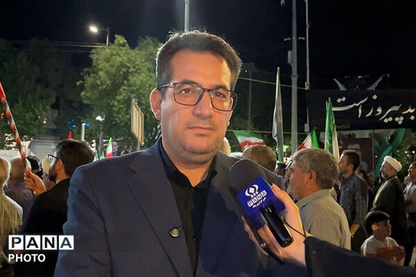 میان دانش‌آموزان و رهبر شهید پیمان جاودانه با نوای سرود رقم خورد