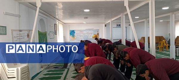 برپایی نماز جماعت در دبیرستان نمونه ایمان الله خامنه ای 