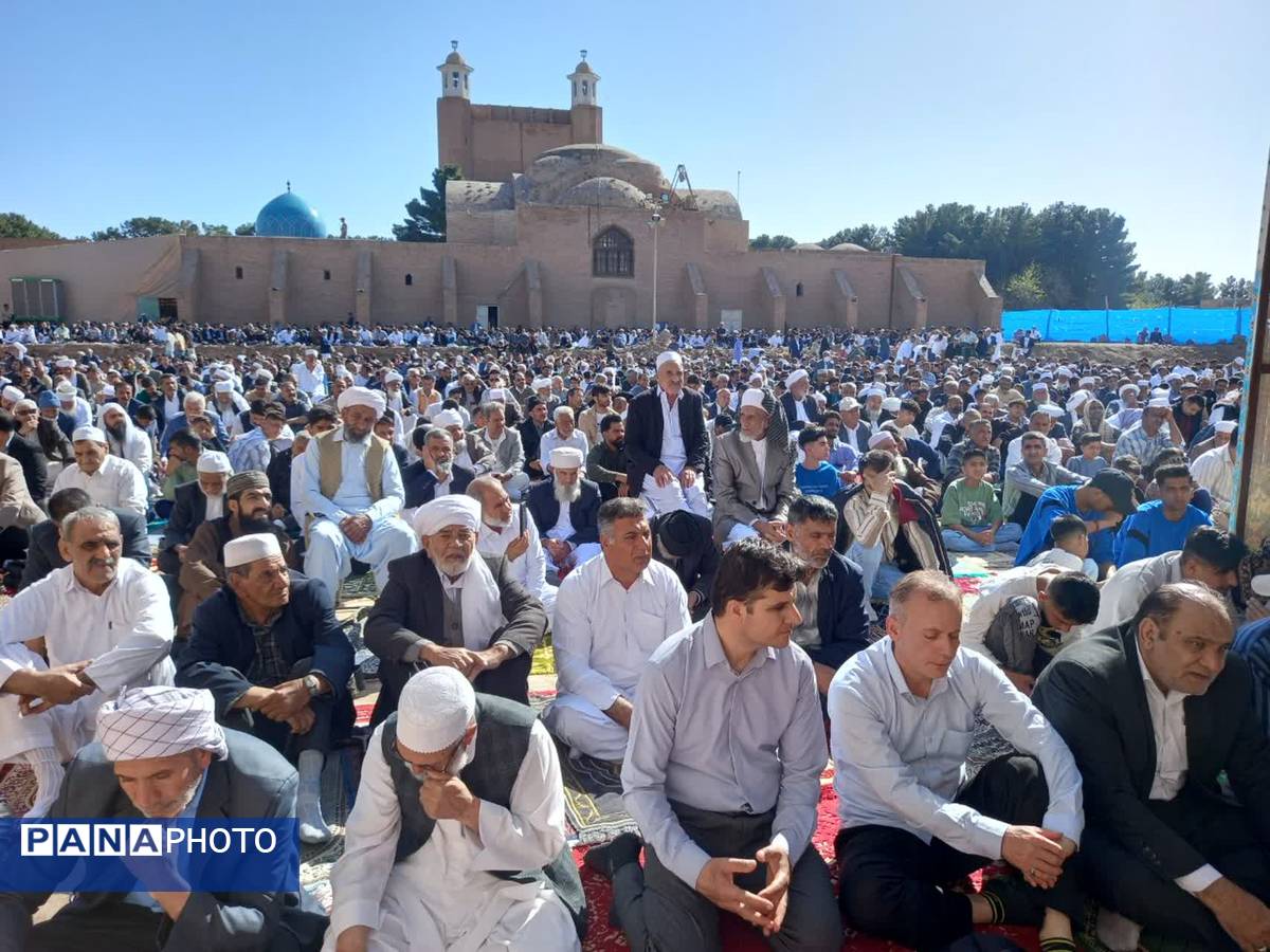 اقامه نماز عید فطر با حضور گسترده مردم اهل سنت تربت جام
