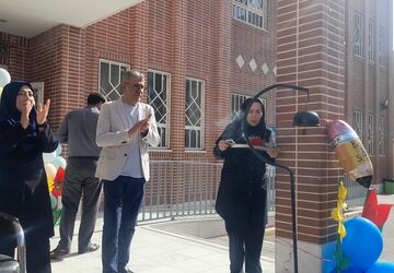 نواختن زنگ مهر از دستان خیّر مدرسه‌ساز دبستان عذرا پورشهریاری