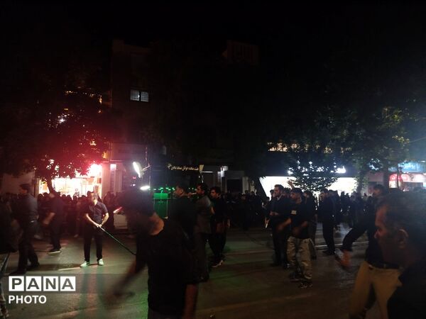 نهمین شب از مراسم عزاداری امام حسین همراه با هئیت زنجیر زنی در حسینیه امام خمینی