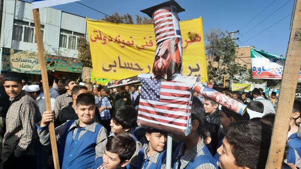 راهپیمایی پرشور دانش آموزان ساوجی در یوم الله ۱۳ آبان