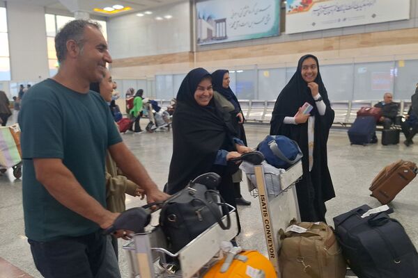 استقبال از زائران حرم امام رئوف در فرودگاه شیراز