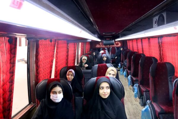 اعزام دانش‌آموزان دختر یزدی به سفر معنوی حج عمره
