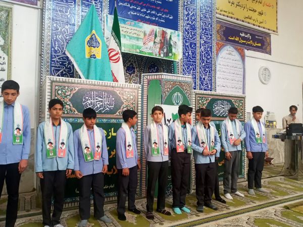 حضور دانش‌آموزان و برپایی میز خدمت در نماز جمعه این هفته آشخانه 