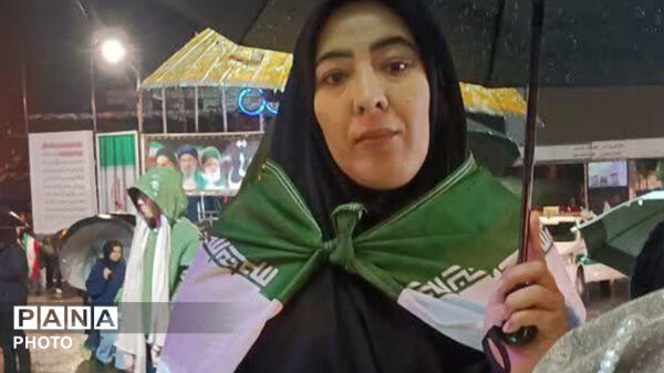 عشق به وطن هوای بارانی و غیره رانمی شناسد، میدان امام خمینی (ره) شهرستان کوهدشت