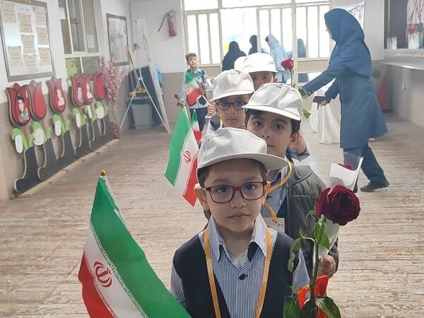 آیین جشن شکوفه‌ها در دبستان شاهد شهید بهنام محمدی ناحیه 2 کرج 