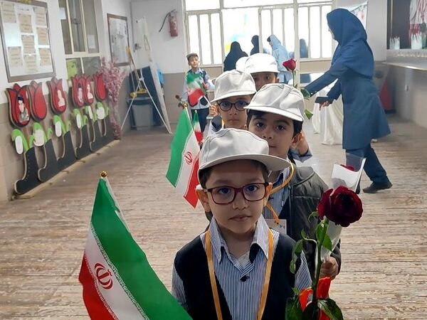 آیین جشن شکوفه‌ها در دبستان شاهد شهید بهنام محمدی ناحیه 2 کرج 