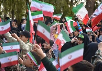فروغ مهر ایران در چشمان کودکان آباده