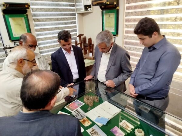 بازدید فرماندار کاشمر از موزه دفاع مقدس در زیارتگاه شهید مدرس(ره)
