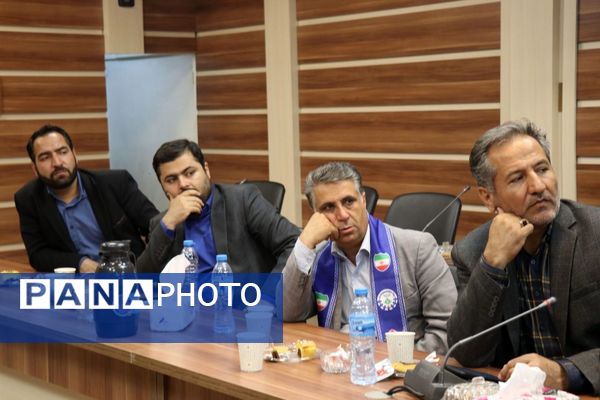 نشست صمیمانه قائم ‌مقام سازمان دانش‌آموزی کشور با روسای ادارات و مدرسین خراسان رضوی