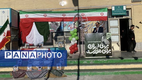 نواخته شدن زنگ انقلاب در دبیرستان نمونه دولتی آمنه(س) 