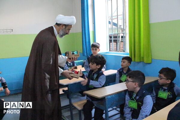 جشن شکوفه‌ها در دبستان کشاورز با استقبال ویژه از کلاس‌اولی‌ها