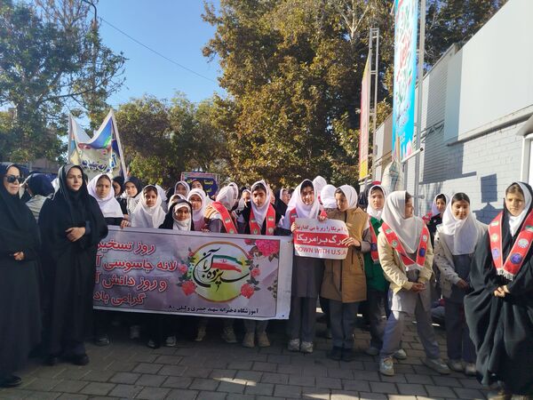 راهپیمایی 13 آبان با حضور حداکثری دانش آموزان در شهرستان نیشابور 