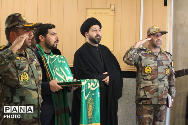 حضور خادمان حرم حضرت معصومه(س) همراه پرچم متبرک در پادگان قهرمان