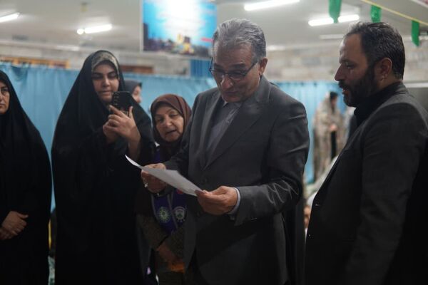 اعتکاف دانش‌آموزی با توزیع بسته «ایرانمون»
