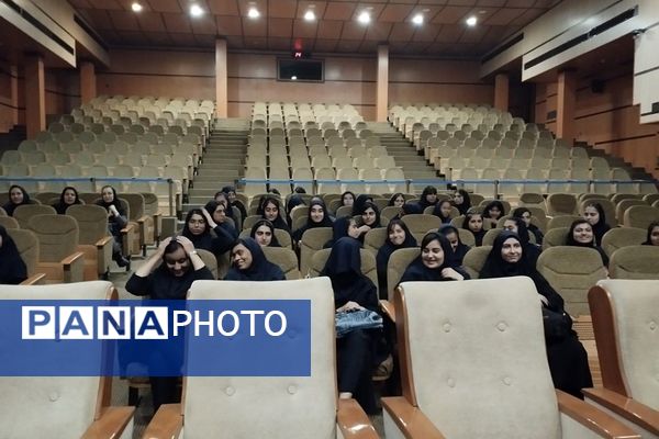 بازدید دانش‌آموزان ناحیه 2 بهارستان از کارخانه سرم‌سازی رازی