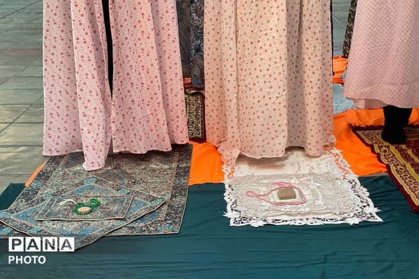 اقامه نماز دانش‌آموزان پایه هشتم در دبیرستان نگین دانش