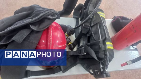 آموزش ایمنی و اطفای حریق برای دانش‌آموزان دبیرستان فرهنگیان