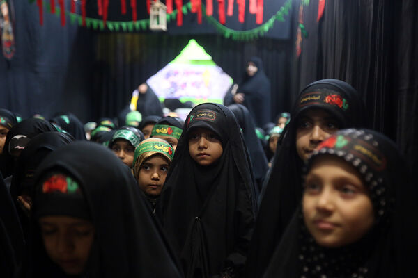 عزاداری کودکان هیات «زیر گنبد طلا» برای دختر سه ساله امام حسین(ع)