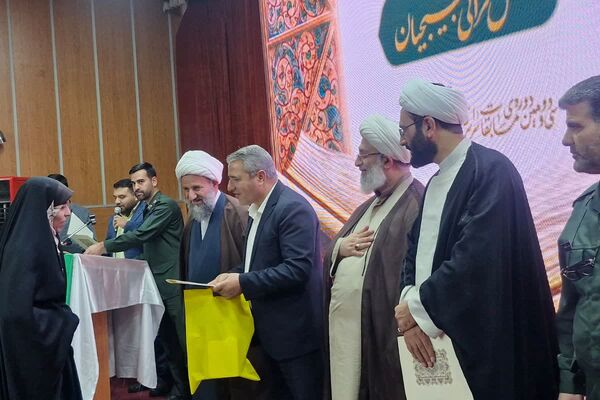 آیین تجلیل از برگزیدگان مسابقات قرآن و عترت بسیج قرچک