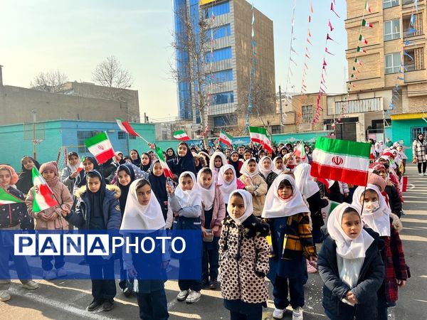 نواختن زنگ انقلاب در دبستان‌المهدی ناحیه 2 کرج 