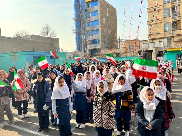 نواختن زنگ انقلاب در دبستان‌المهدی ناحیه 2 کرج 