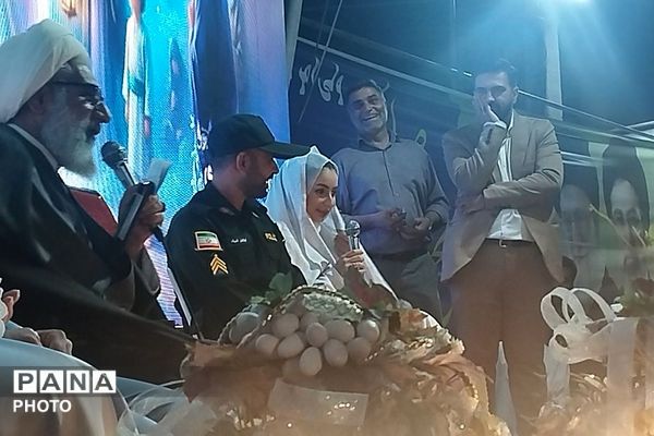 عقد دو زوج ورامینی در میدان امام خمینی ورامین در سالروز ازدواج حضرت علی(ع) و حضرت فاطمه (س)