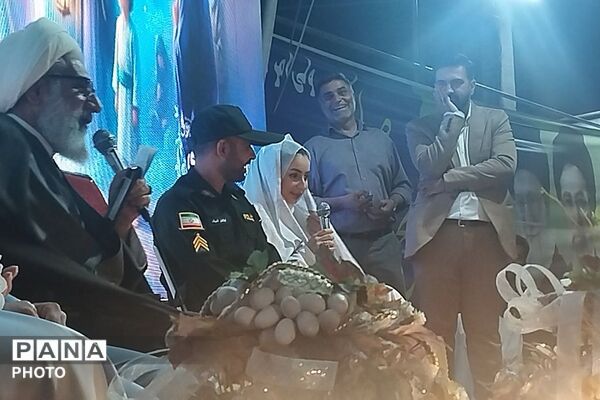 عقد دو زوج ورامینی در میدان امام خمینی ورامین در سالروز ازدواج حضرت علی(ع) و حضرت فاطمه (س)