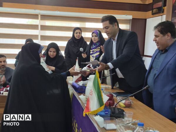 معلمان نمونه در قاب افتخار آموزش و پرورش منطقه ۵