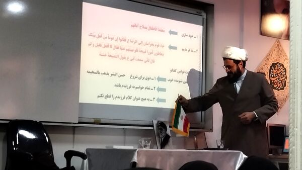 جلسه آموزش فرزند پروری برای والدین در مدرسه دخترانه مهندس رحمانی فرد ناحیه یک مشهد 