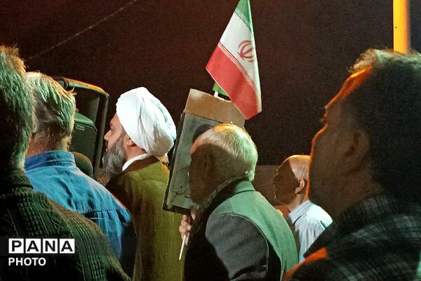 نماز استغاثه و پرچم‌افرازی مردم محله امرآباد شهرستان ورامین 