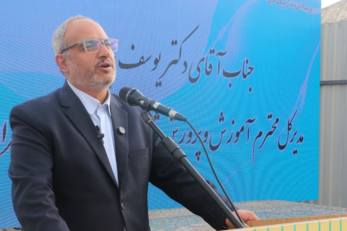 حضور خانواده معظم شهدا در برنامه‌های آموزش و پرورش انگیزه‌بخش است