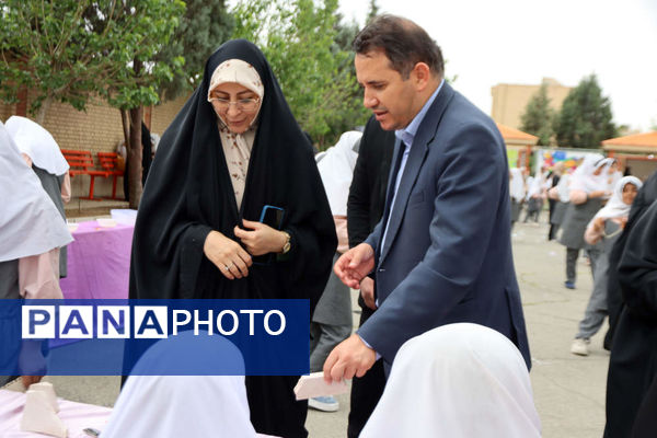 بازدید مدیر آموزش و پرورش اسلامشهر از بازارچه خیریه دبستان شاهد فاطمه زهرا(س)