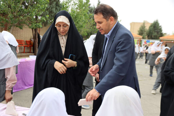 بازدید مدیر آموزش و پرورش اسلامشهر از بازارچه خیریه دبستان شاهد فاطمه زهرا(س)