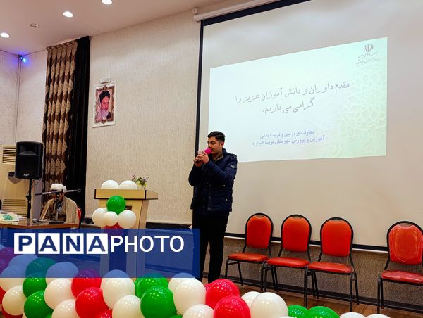 مراسم تقدیر از برگزیدگان قرآنی و فرهنگی در جشنواره‌های فردا و کارینو