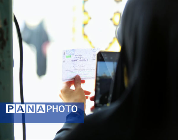 حضور کودکان به همراه والدین در شعبه‌های اخذ رأی