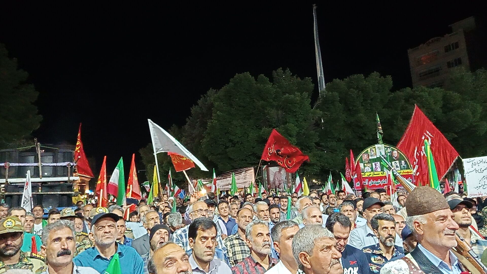 شبی دیگر از همبستگی مردم و تجدید بیعت با رهبری در بروجرد