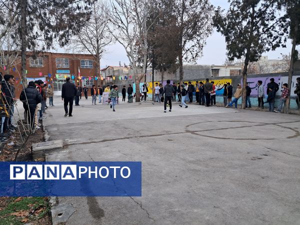 برگزاری مسابقه فوتبال گل کوچک درون مدرسه‌ای به‌مناسبت دهه فجر دبیرستان  پژوهش آشخانه 