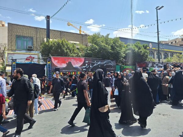 قدم‌هایی تا بهشت؛ جاماندگان اربعین در مشهد رهسپار حرم مطهر رضوی شدند